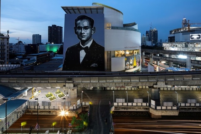 Chân dung Vua Bhumibol được treo ở nhiều địa điểm trong thủ đô Bangkok. Ông qua đời vào ngày 13/10/2016, sau 7 thập kỷ trị vì. Nhiều người Thái sinh ra và lớn lên với chỉ một vị vua trong tim. Vì vậy, sự ra đi của nhà vua để lại nhiều đau xót và tiếc thương.