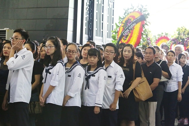 10h30, lễ viếng bắt đầu. Nhiều học sinh trong đồng phục trường Lương Thế Vinh là những người đầu tiên vào viếng thầy. Thầy Cương có 25 năm làm Hiệu trưởng trường Lương Thế Vinh, sau đó giữ vai trò Chủ tịch Hội đồng quản trị trường.