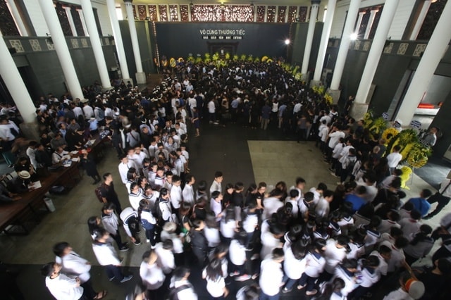 12h trưa, nhưng dòng vào viếng vẫn không ngớt. Chiều cùng ngày, di hài thầy Văn Như Cương sẽ được đưa về hỏa táng tại Đài hóa thân hoàn vũ Văn Điển. 