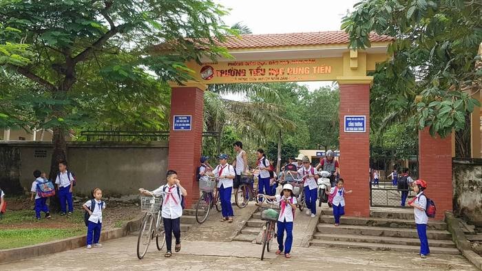 Nhiều giáo viên ở Trường tiểu học Hùng Tiến mua xoong, nồi sau khi được giới thiệu. Ảnh. Tiến Hùng