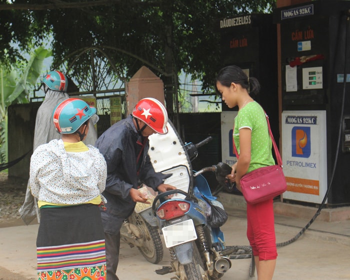 Cửa hàng kinh doanh xăng kém chất lượng Tuấn Tú Anh ở bản Đô, xã Châu Kim (Quế Phong). Ảnh: Lân Tuấn