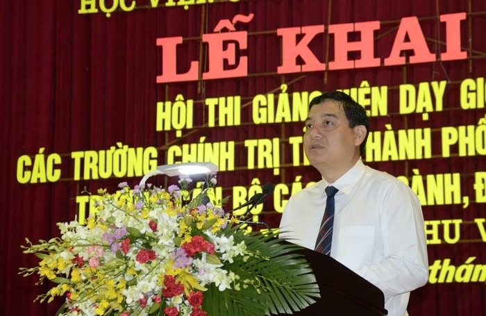 Bí thư Tỉnh uỷ Nguyễn Đắc Vinh nhấn mạnh, Học viện Chính trị Quốc gia HCM chọn Nghệ An tổ chức Hội thi  là cơ hội để tỉnh được gặp gỡ, học tập, trao đổi những kinh nghiệm trong công tác đào tạo, bồi dưỡng lý luận chính trị. Ảnh: Thanh Lê