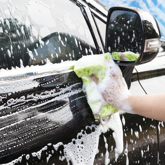 Làm sạch sơ bộ: Nhằm đạt hiệu quả cao, trước tiên, ta có thể rửa toàn bộ xe, ít nhất là phần đầu để loại bỏ bụi bẩn. Lau khô sau khi rửa để nước không bám vào đèn trong quá trình làm sạch.