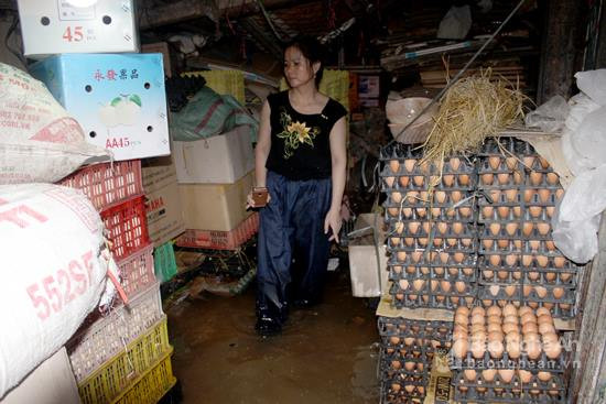 Gạo, thóc, hàng thực phẩm như trứng, hải sản của tiểu thương chợ Vinh... đều hỏng nặng khi nước rút.