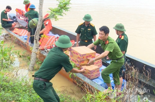 Lực lượng Ban chỉ huy Quân sự huyện Tân Kỳ vận chuyển thực phẩm cứu trợ cho hộ giáo dân ngập lụt tại xã Kỳ Tân. Ảnh: Trọng Hùng