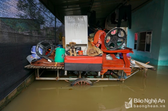 Nước lên từ 3h sáng,  gia đình anh chỉ kịp kê những đồ có giá trị lên cao, còn những vật dụng khác bị trôi gần hết. Ảnh: Thành Cường.
