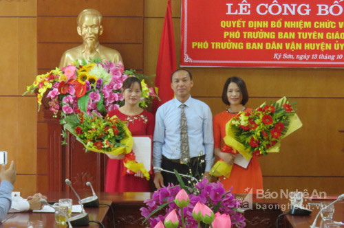 Đồng chí Vi Hoè-UV BCH Đảng bộ tỉnh, Bí thư Huyện ủy, Chủ tịch HĐND huyện tặng hoa chúc mừng các đồng chí được bổ nhiệm 
