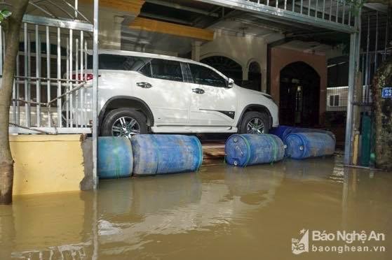 Nhiều nhà dân ở phường Hồng Sơn có sáng kiến kê cao tài sản, theo cách này nước lên cỡ nào cũng không sợ ướt xe. Ảnh: Thành Cường