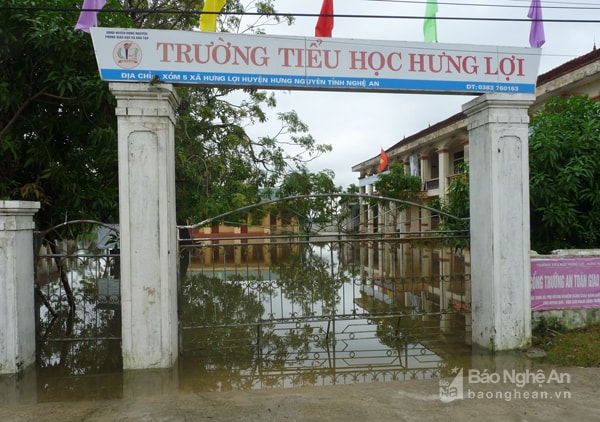 Trường tiểu học Hưng Lợi vẫn ngập nước. Ảnh: Mỹ Hà.