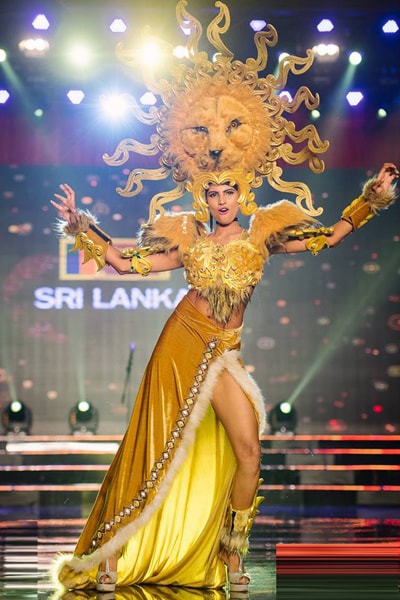 Hoa hậu Sri Lanka với chiếc đầu sư tử khổng lồ.