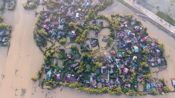 Một khu dân cư ở xã Hưng Nhân tứ bề bị nước bao vây. Ảnh: S.N