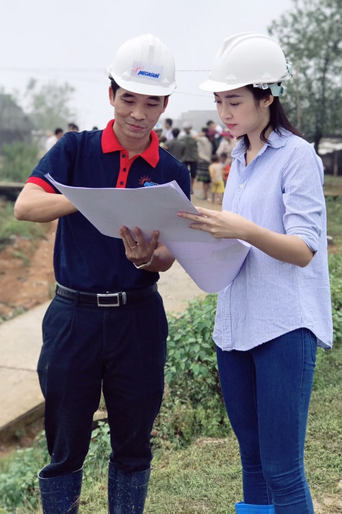 Người đẹp và kỹ sư kiểm trang lại một bản thiết kế.