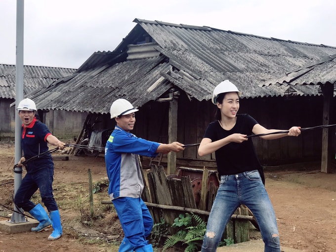 Mỹ Linh cùng êkíp lắp ráp các tấm pin năng lượng mặt trời và kéo đường dây điện.