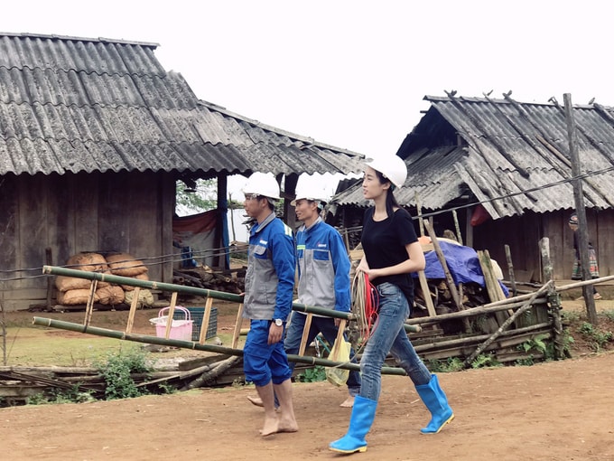 Chiều 12/10, sau khi lũ rút, Mỹ Linh và êkíp tranh thủ hoàn thành dự án