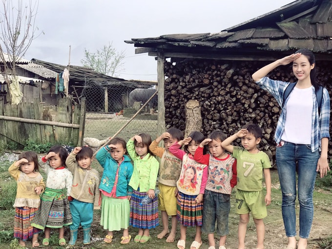 Hoa hậu 9x vui đùa với các em nhỏ vào giờ nghỉ. Sự giản dị của Mỹ Linh giúp cô dễ tiếp cận với các em nhỏ vốn rụt rè nơi đây.