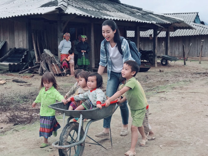 Khoảnh khắc vui đùa giữa Hoa hậu Việt Nam 2016 và trẻ em vùng cao.