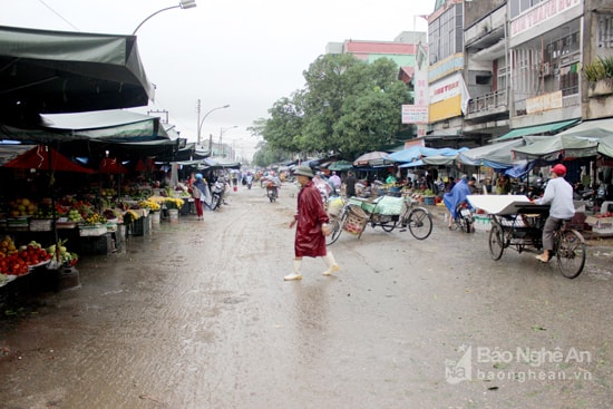 Phía trước chợ Vinh đã buôn bán ổn định trở lại, không còn cảnh ngập trắng nước. Q.A