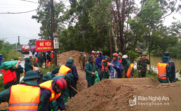 Lực lượng công an, quân đội tham gia hộ đê. Ảnh: Cảnh Nam