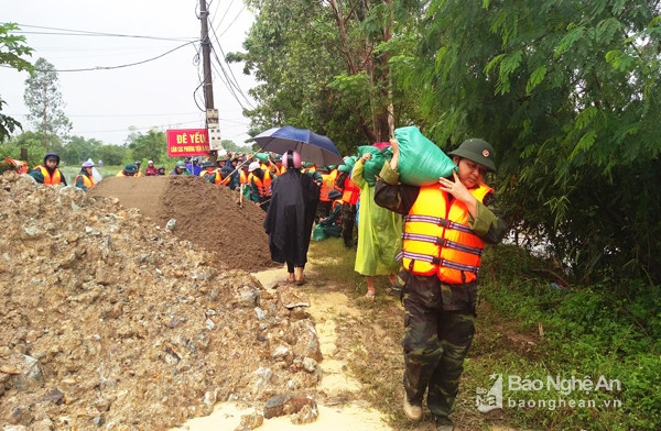 Các lực lượng vận chuyển đất tập kết tại những đoạn có nguy cơ sạt lở cao. Ảnh: Cảnh Nam