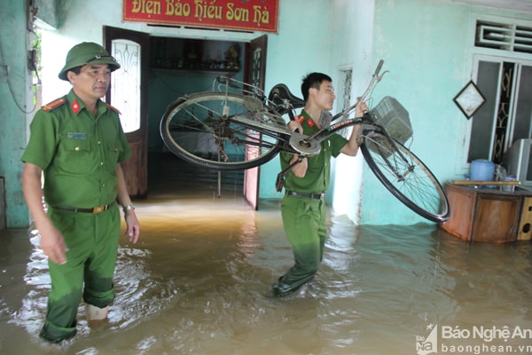 Chủ tịch UBND phường Vinh Tân nhận định, nếu đê sông Vinh bị vỡ, sẽ gây ngập lụt hơn 1.000 nhà dân. Ảnh. Tiến Hùng.