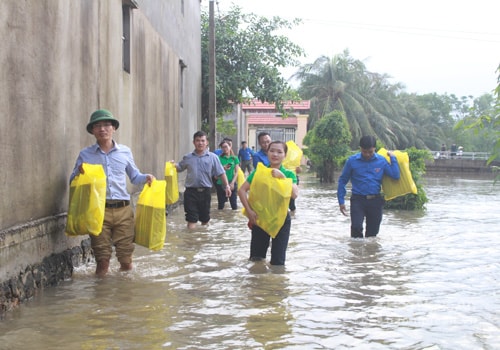 Đoàn vào tận vùng ngập lũ để trao tận tay những suất quà hỗ trợ người dân Quỳnh Thuận, Quỳnh Lưu: Ảnh: Phương Thúy