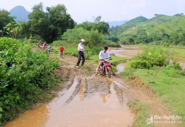 Lầy lội trên tuyến đường lên điểm tái định cư bản Quắn. Ảnh tư liệu