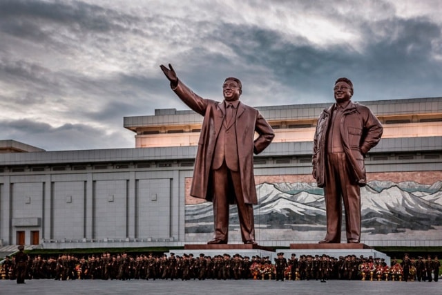 Tượng 2 cố lãnh đạo Triều Tiên Kim Il-sung và Kim Jong-il, được tạc bằng đồng, đặt trên đồi Mansu.