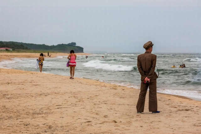 Hình ảnh chụp bãi biển ở Wonsan. Theo Tariq, mọi thứ đều bình thường giống như ở bất kỳ bãi biển nào khác trên thế giới nhưng điểm đáng chú ý là luôn có người bảo vệ quan sát nhất cử nhất động của mọi người.