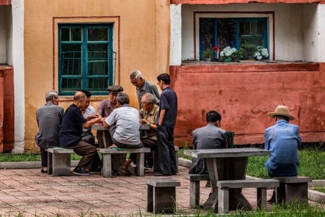 Các cụ ông đánh bài tại sân một khu dân cư ở ngoại ô Bình Nhưỡng.