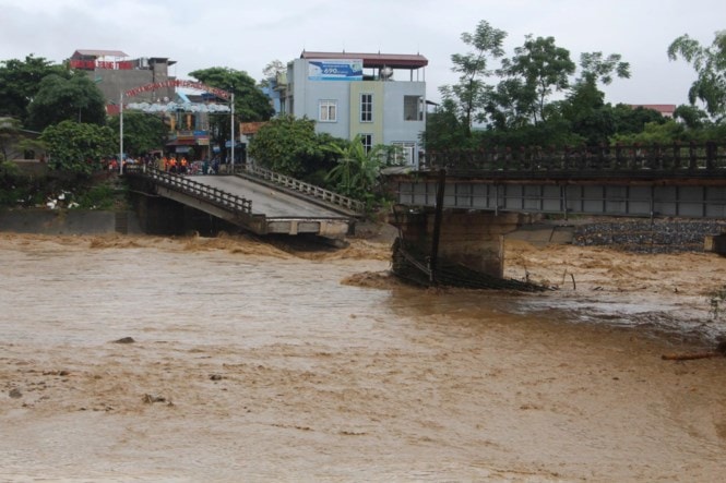 Hiện trường cầu Thia bị mưa lũ đánh sập và trôi mất 2 trụ cầu. (Ảnh: Chí Tuệ/Tuổi trẻ)