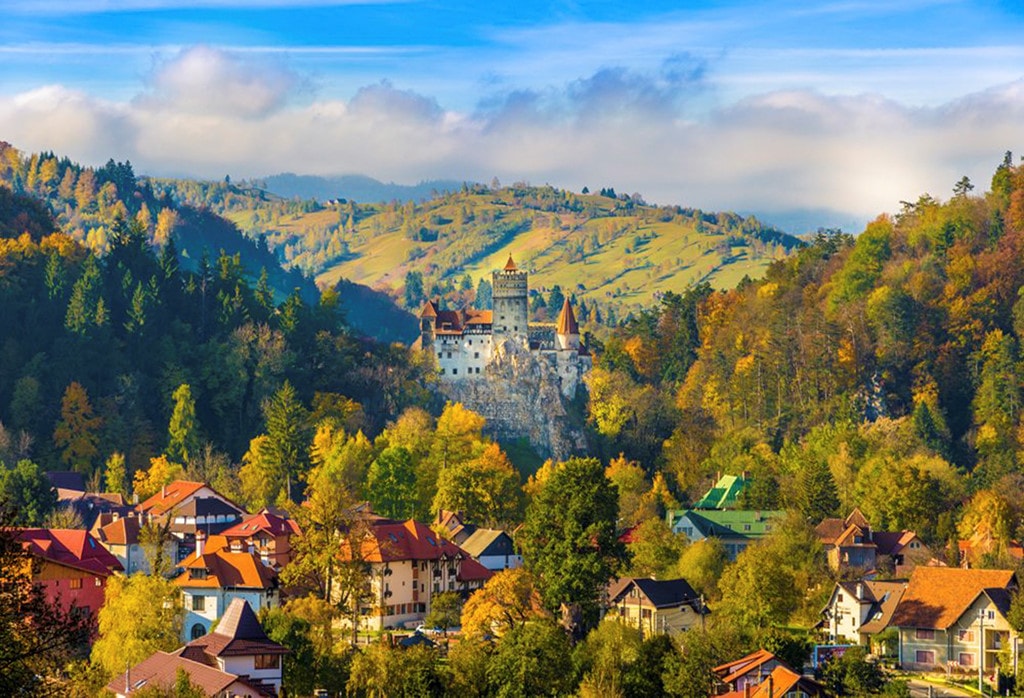 Transylvania, Rumani: Transylvania từ lâu đã gắn liền với những giai thoại huyền bí và những lâu đài lộng lẫy thời trung cổ cùng ánh trăng mờ ảo. Nếu thích, bạn có thể lái xe xuyên qua Fagaras, nơi có 20 đỉnh núi cao hơn 2.000 m để tận mắt chiêm ngưỡng phong cảnh ngoạn mục. Ảnh: Goway Travel. 