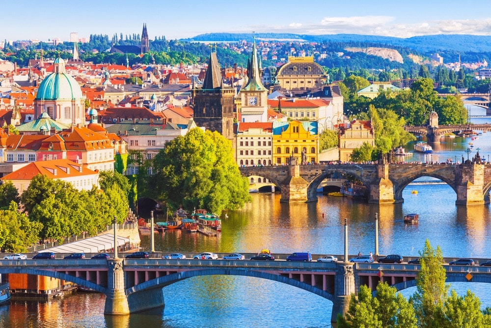 Prague (Praha), Cộng hòa Séc: Ánh vàng của mùa thu mang lại không gian lãng mạn cho thành phố lịch sử có ẩm thực tuyệt hảo này. Đi dạo lên Đồi Castle ngay khi hoàng hôn vừa chớm, bạn sẽ thấy được toàn cảnh những mái nhà đỏ của Prague cùng hàng ngàn ngọn tháp. Và khi cây lá bắt đầu đổi màu vào đầu tháng 10, công viên công cộng chính là nơi bạn có thể tìm đến để nhìn ngắm những mảng màu làm sáng bừng cả thành phố. Ảnh: Navio Viajes. 