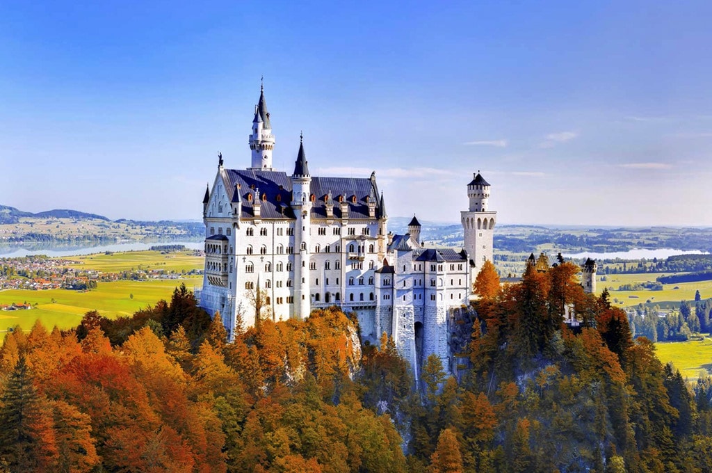 Bavaria, Đức: Tại miền Nam nước Đức, bạn sẽ tìm thấy cảnh quan ngoạn mục nhất châu Âu, với cánh rừng Alpine khoác đủ màu sắc nổi bật trên nền những ngọn núi phủ tuyết. Đây là mùa của nhiều lễ hội rượu vang, lễ hội bia Oktoberfest, và các hoạt động ngoài trời như đi bộ leo núi, lãng mạn trên xe ngựa kéo hay nếm thử các loại rượu tại nhà máy Bavarian. Ngoài ra, vùng đất này còn có 25 lâu đài lịch sử, như Neuschwanstein, Linderhof, Nuremberg và Burghausen để bạn khám phá. Ảnh: TravelandLeisure. 