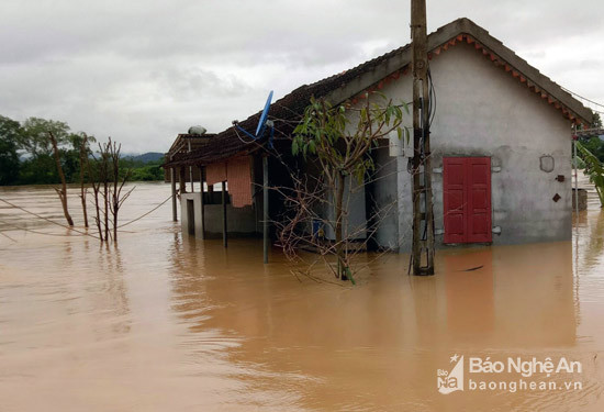 Nhiều ngôi nhà bị ngập và lũ cuốn trong đợt mưa bão vừa qua. Ảnh Thanh Mai
