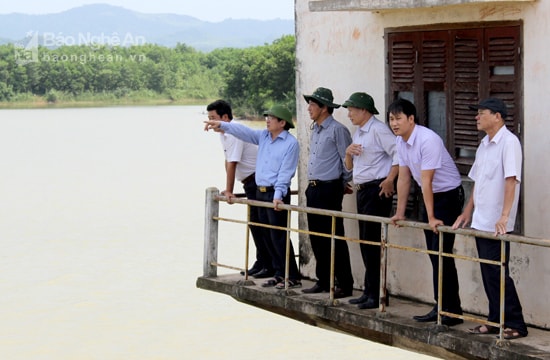 Đồng chí Đinh Viết Hồng kiểm tra hồ Sông Sào, xã Nghĩa Lâm, Nghĩa Đàn. Ảnh : Quang An