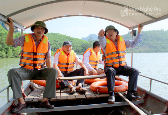 Đồng chí Đinh Viết Hồng - Phó Chủ tịch UBND tỉnh kiểm tra mực nước tại hồ đập Vệ Vừng. Ảnh : Quang An
