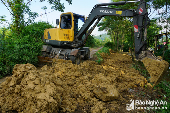 Sáng ngày 12/10, UBND phương Vinh Tân điều động 2 xe máy xúc, 10 xe tải và 60 cán bộ nhân dân phường Vinh Tân đã vận chuyển hơn 120 khối đất đá, khẩn trương gia cố thân đê, khắc phục sự cố.