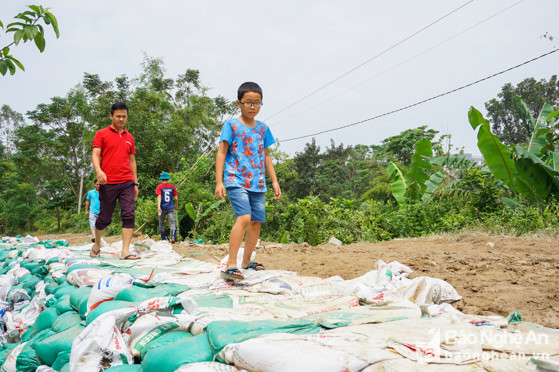 Đến thời điểm hiện tại, đã có khoảng hơn 100 khối đá, 120 khối đất và hàng trăm khối cát được sử dụng để gia cố phần đê xung yếu, đảm bảo an toàn cho hơn 1000 hộ dân. Ngày mai ( 15/10) sẽ tiếp tục vận chuyển 150 khối đá gia cố thân đê, nắn dòng chảy 