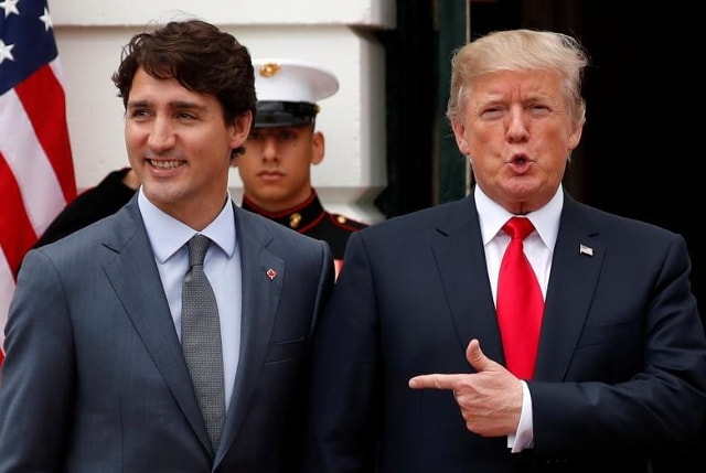 Tổng thống Donald Trump hoan nghênh Thủ tướng Canada Justin Trudeau về South Lawn trước cuộc họp của họ về Hiệp định Thương mại NAFTA tại Nhà Trắng ở Washington, ngày 11 tháng 10 năm 2017