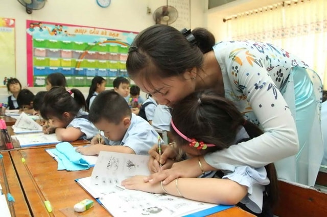 Trong khi nhiều giáo viên nỗ lực để vào biên chế thì vẫn có những người muốn xin ra khỏi ngành vì lượng giáo viên quá thấp. 