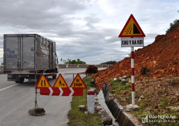 Sạt lở Rú Nguộc (Thanh Chương) trên QL 46 gây khó khăn cho ngườivà phương tiện tham gia giao thông qua đây.