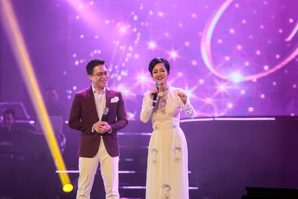 Hồng Nhung và MC Lê Anh 