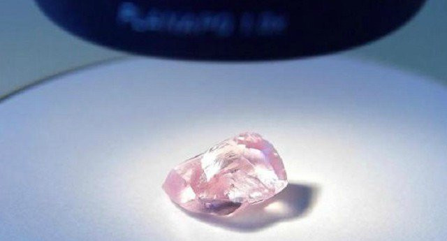Viên kim cương hồng có chất lượng trang sức đặc biệt, không hề có vết khuyết nào.