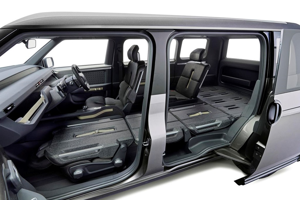 Tj Cruiser mở ra kỷ nguyên thiết kế mới của Toyota hình ảnh 5 Khi mở cửa kéo hai bên, chúng ta sẽ ngạc nhiên với một không gian nội thất rộng rãi, đủ chỗ để chứa vật dài lên đến 3 mét nếu toàn bộ ghế hành khách được gập xuống. Lưng ghế và khoang hành lý đi kèm nhi