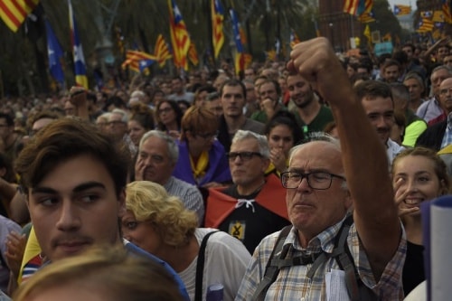 Người ủng hộ Catalonia độc lập khỏi Tây Ban Nha tụ tập xem bài phát biểu tại Barcelona. Ảnh: AFP.
