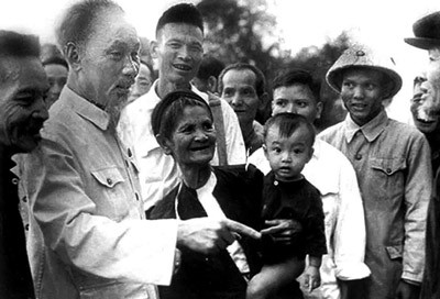 Bà con làng Sen, xã Kim Liên, huyện Nam Đàn (Nghệ An) đón Chủ tịch Hồ Chí Minh về thăm lại quê nhà năm 1957.