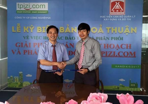 Kỹ sư Kiều Minh Tuấn (trái) ký hợp tác phát triển phần mềm với Học viện Cán bộ Quản lý Xây dựng và Đô thị.