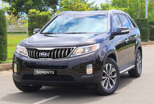 kia-sorento-giam-gia-xuong-duoi-800-trieu-tran-chien-kho-voi-fortuner