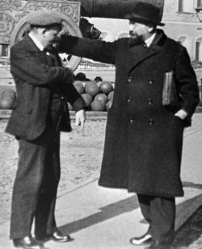 Lenin đi dạo cùng Vladimir Bonch Bruyevich, nhà chính trị, nhà sử học, nhà văn, thư ký riêng và bạn rất thân của ông, ảnh chụp ngày 16/10/1918. (Ảnh: RIA Novosti)