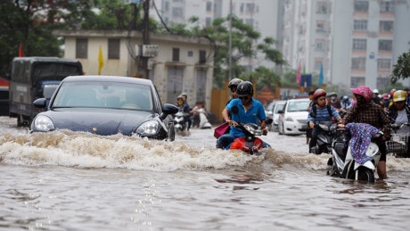 Những điều cần lưu ý khi lái xe qua đường ngập lụt